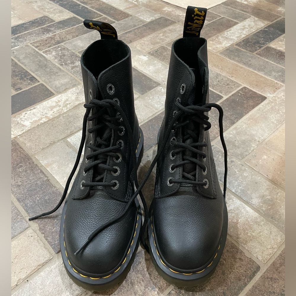 1460 Dr Martens Pisa Leather Lace Boots

Size 8 W
Size 7 M